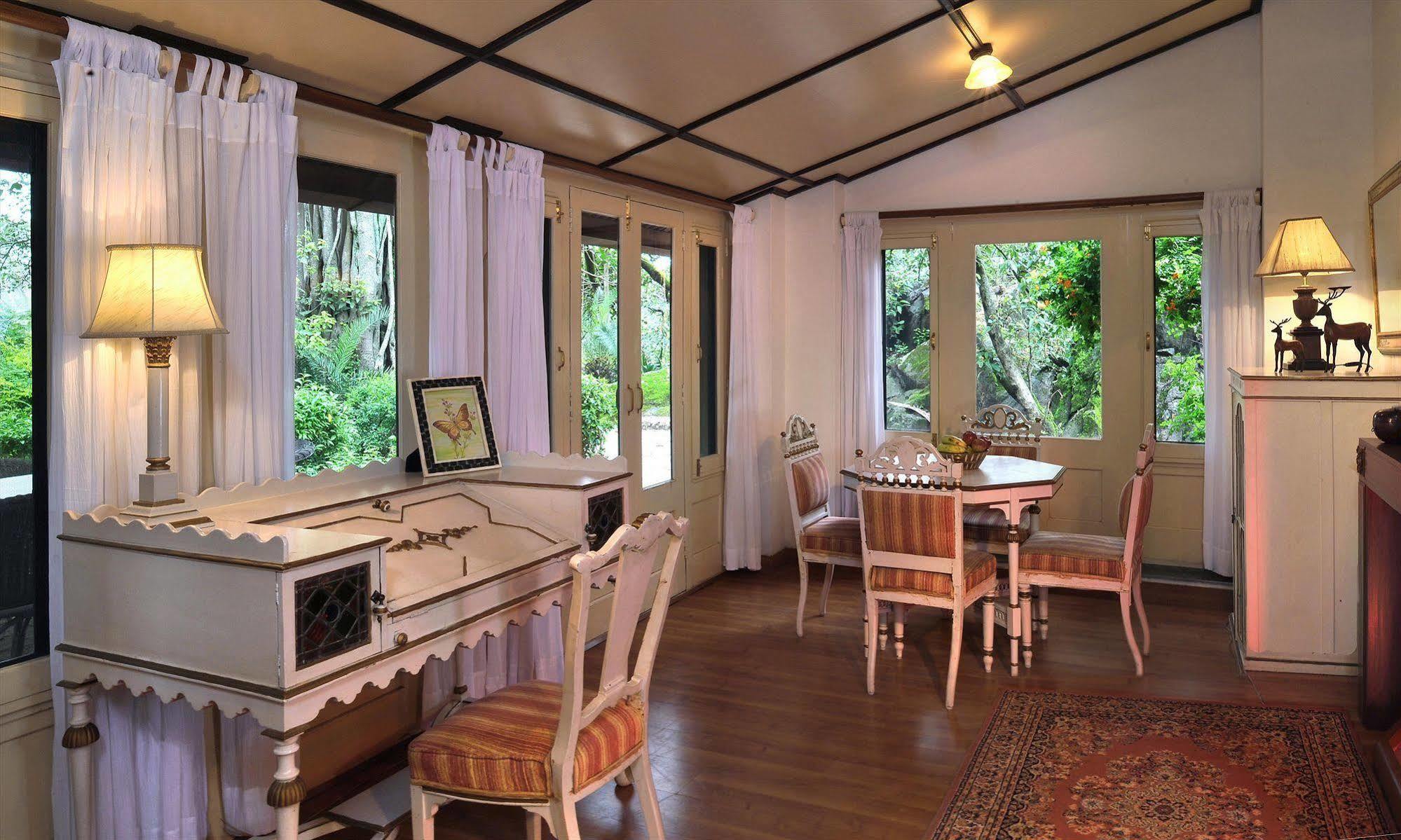 Welcomheritage Connaught House Mount Abu Exterior foto